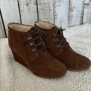 Toms Desert Wedge Boots  Brown Suede Shearling Womens Size 8